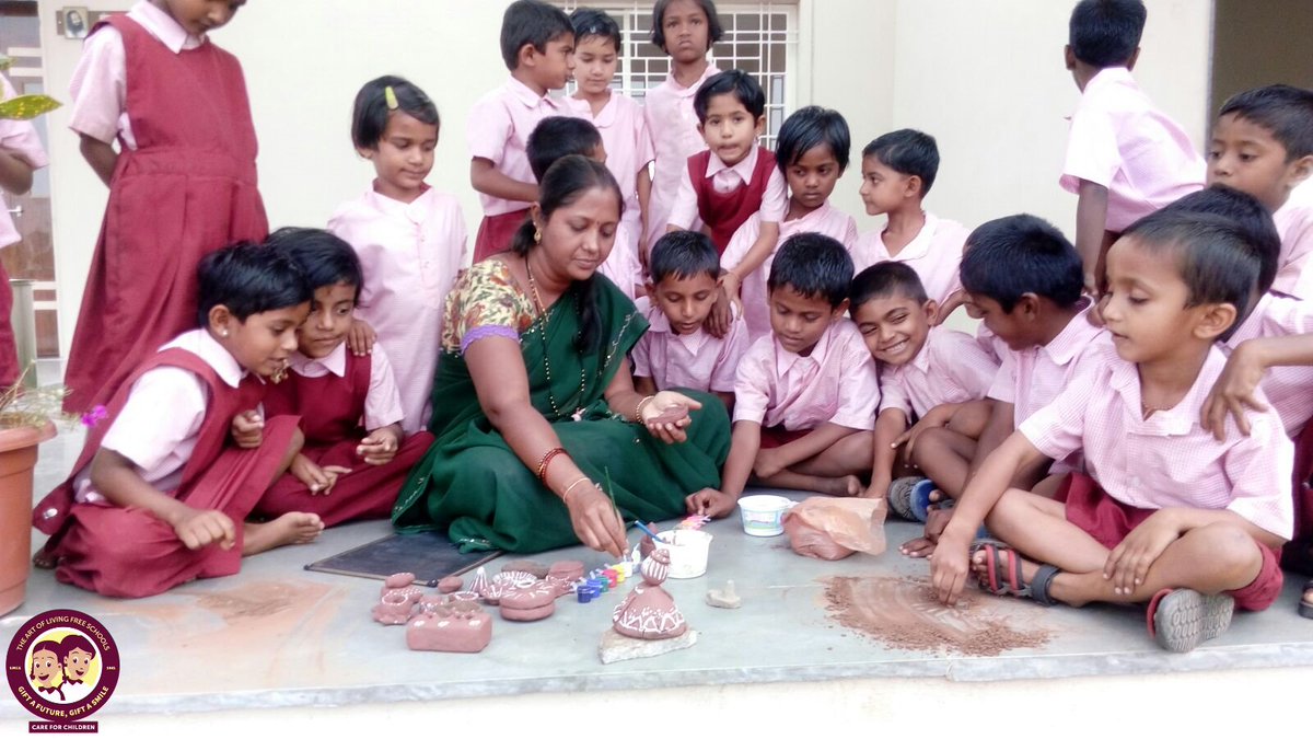 AOLProjectsMAH's tweet photo. "Knowledge can only flow when the student has faith in the teacher's wisdom &amp; the teacher has faith in the potential &amp; sincerity of the student" - Gurudev 
@SriSri
We thank our 2000 teachers for their tremendous work in ensuring each child blossoms. 
@Bhanujgd
 #HappyTeachersDay https://t.co/EIEqDSvEMK