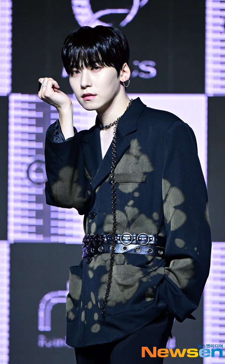 tinykeone's tweet image. Did they wash this coat with Clorox?