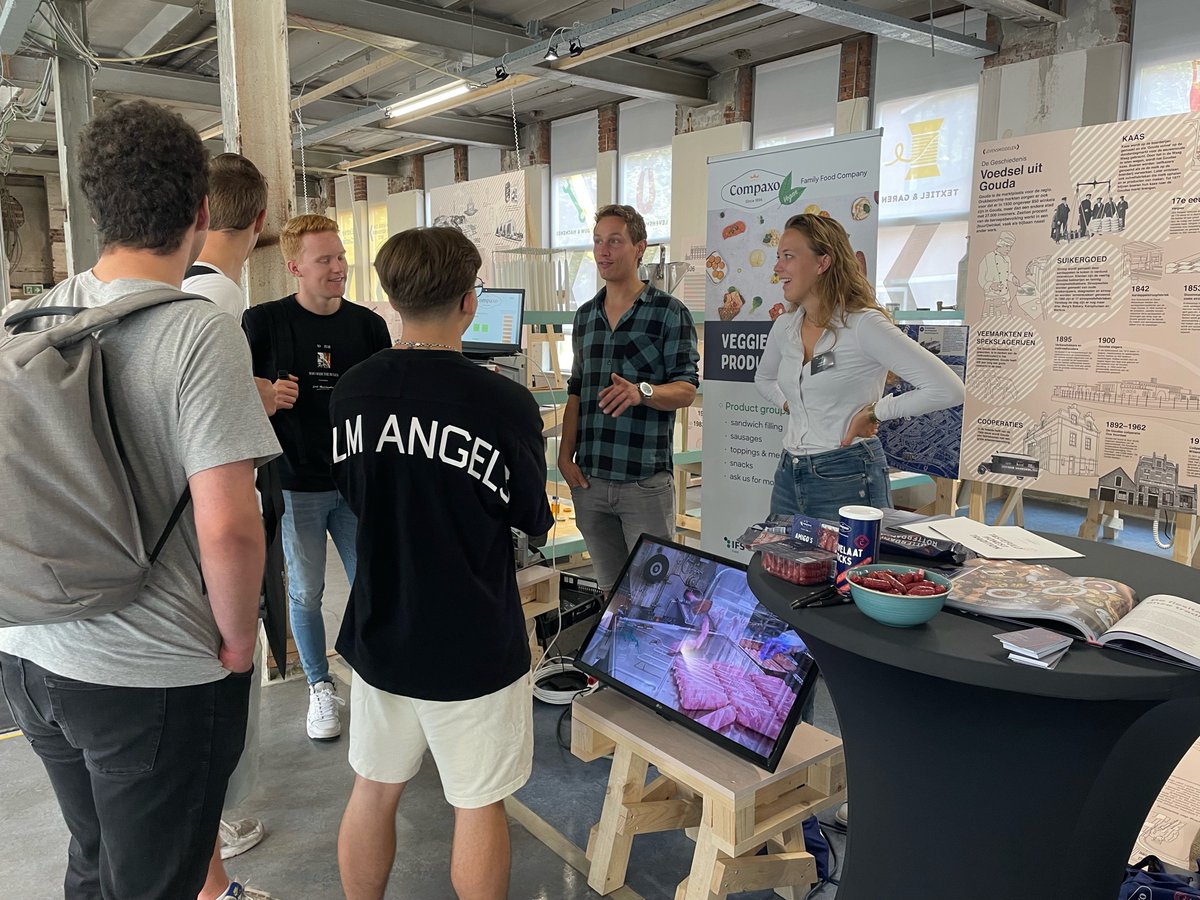 EXPOGOUDAMAAKT's tweet photo. Studenten MBO Rijnland maken kennis met Goudse bedrijven: Compaxo, Kraanbedrijf Nederhoff, Elektro Technisch Bureau A. Hogenes, Cargill, Geofoxx, GoudaHolland Mokveld. Ook zo geeft #expogoudamaakt Gouda door!  #expogoudamaaktkennis #gouda #geefgoudadoor #gouda750 @gouda750jaar https://t.co/PVmvi4DLHN