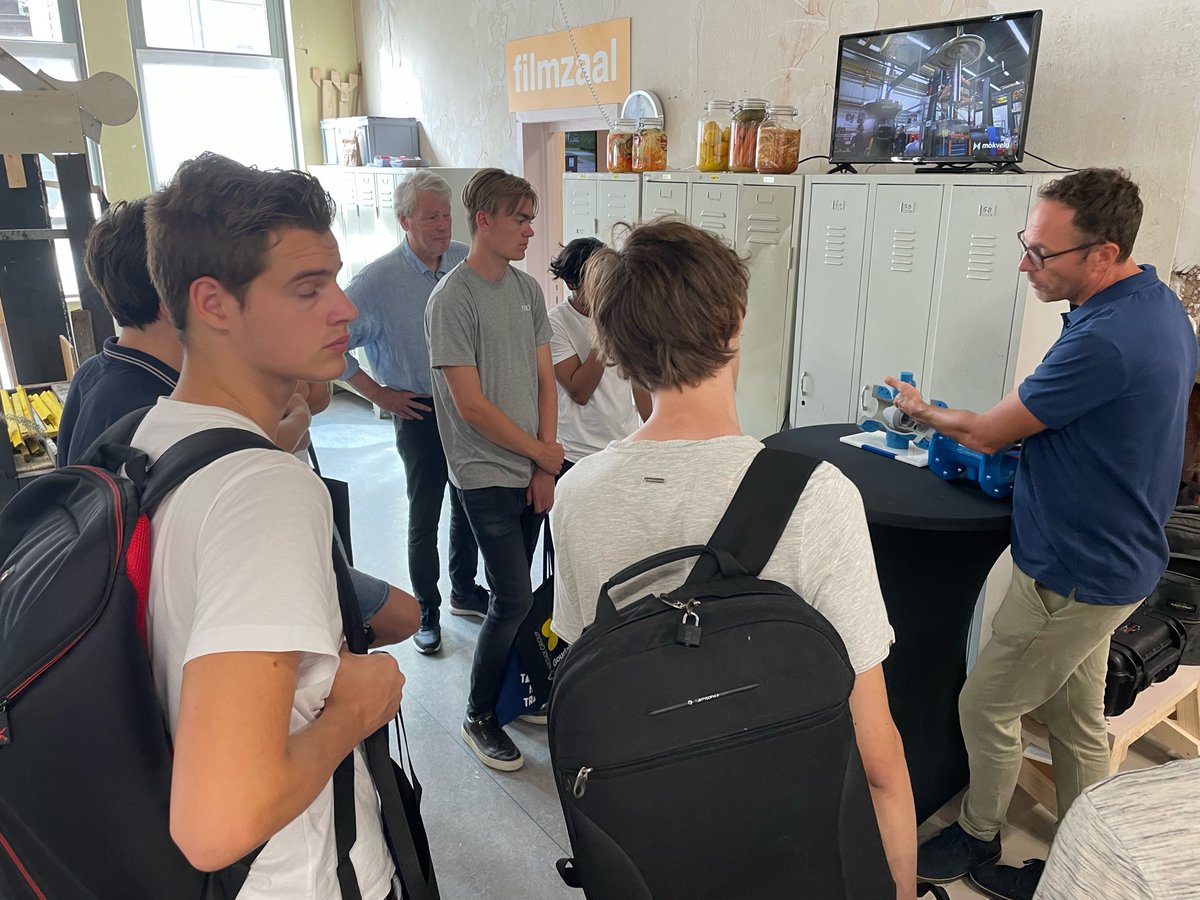 EXPOGOUDAMAAKT's tweet photo. Studenten MBO Rijnland maken kennis met Goudse bedrijven: Compaxo, Kraanbedrijf Nederhoff, Elektro Technisch Bureau A. Hogenes, Cargill, Geofoxx, GoudaHolland Mokveld. Ook zo geeft #expogoudamaakt Gouda door!  #expogoudamaaktkennis #gouda #geefgoudadoor #gouda750 @gouda750jaar https://t.co/PVmvi4DLHN