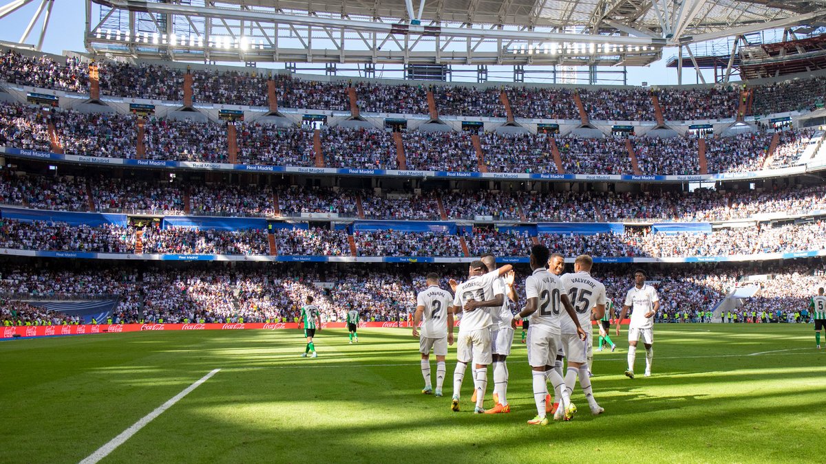 realmadrid's tweet photo. 🤩🏟 #NuevaFotoDeCover https://t.co/F1S8G9XEce