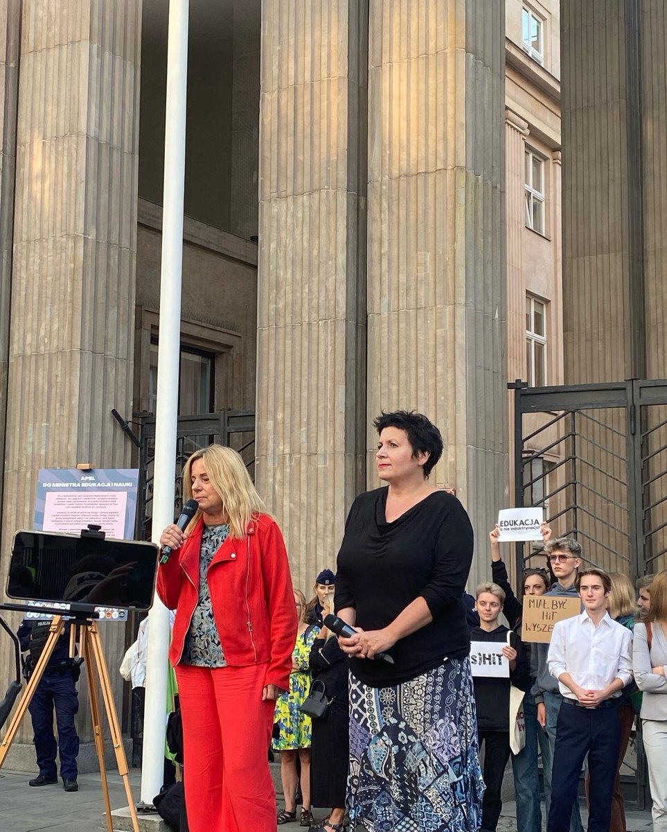 WiktoriaLasota_'s tweet photo. Stanęliśmy ponadpartyjnie w obronie polskiej oświaty. Szkoła bez Czarnka jest możliwa, dziesiątki osób udowodniły, że chcą dymisji ministra edukacji. ✊
#hithappens
#stopczarnek #edukacjanieindoktrynacja #mlodalewica #men #edukacja
@mlodalewica_
@MlodziDemokraci
@Mlodzi_N https://t.co/zvpWAUA6Xv