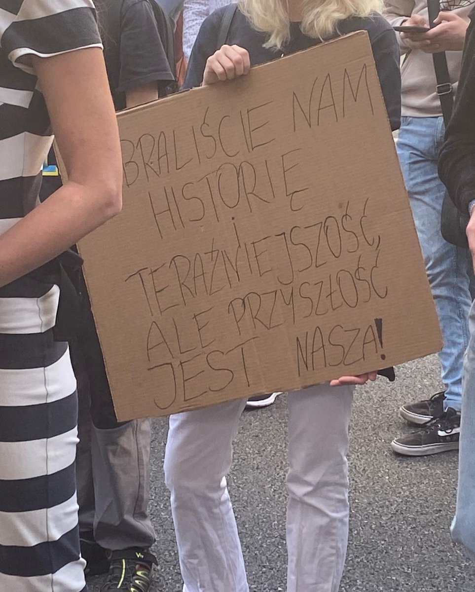 WiktoriaLasota_'s tweet photo. Stanęliśmy ponadpartyjnie w obronie polskiej oświaty. Szkoła bez Czarnka jest możliwa, dziesiątki osób udowodniły, że chcą dymisji ministra edukacji. ✊
#hithappens
#stopczarnek #edukacjanieindoktrynacja #mlodalewica #men #edukacja
@mlodalewica_
@MlodziDemokraci
@Mlodzi_N https://t.co/zvpWAUA6Xv