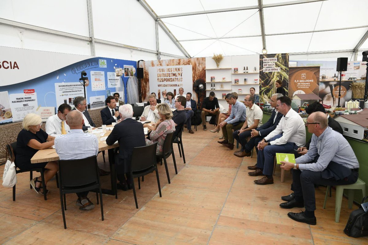Vivescia's tweet photo. #FoiredeChalons Cette matinée sur la neutralité #Carbone se poursuit avec une nouvelle table ronde sur la thématique "Comment appréhender la nécessaire transformation des modèles économiques à l'échelle d'un #territoire ?" @AllianceCarbone https://t.co/ErtvIhhrx1