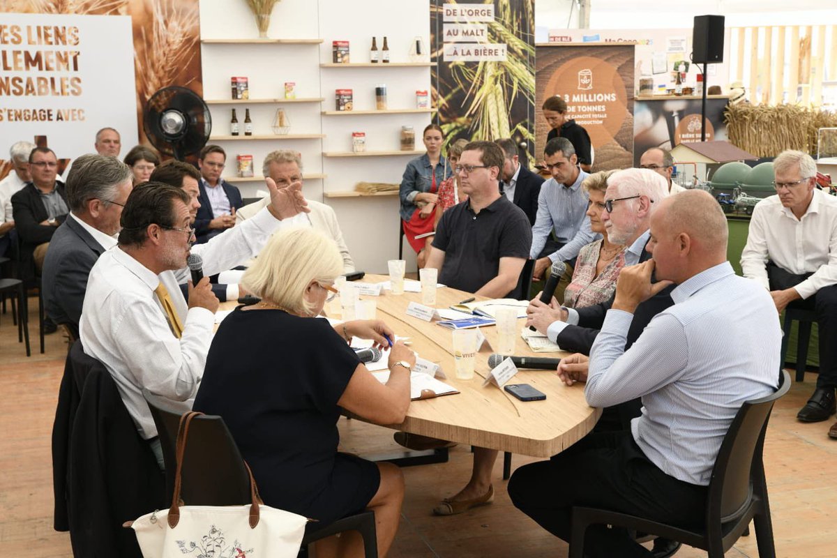 Vivescia's tweet photo. #FoiredeChalons Cette matinée sur la neutralité #Carbone se poursuit avec une nouvelle table ronde sur la thématique "Comment appréhender la nécessaire transformation des modèles économiques à l'échelle d'un #territoire ?" @AllianceCarbone https://t.co/ErtvIhhrx1