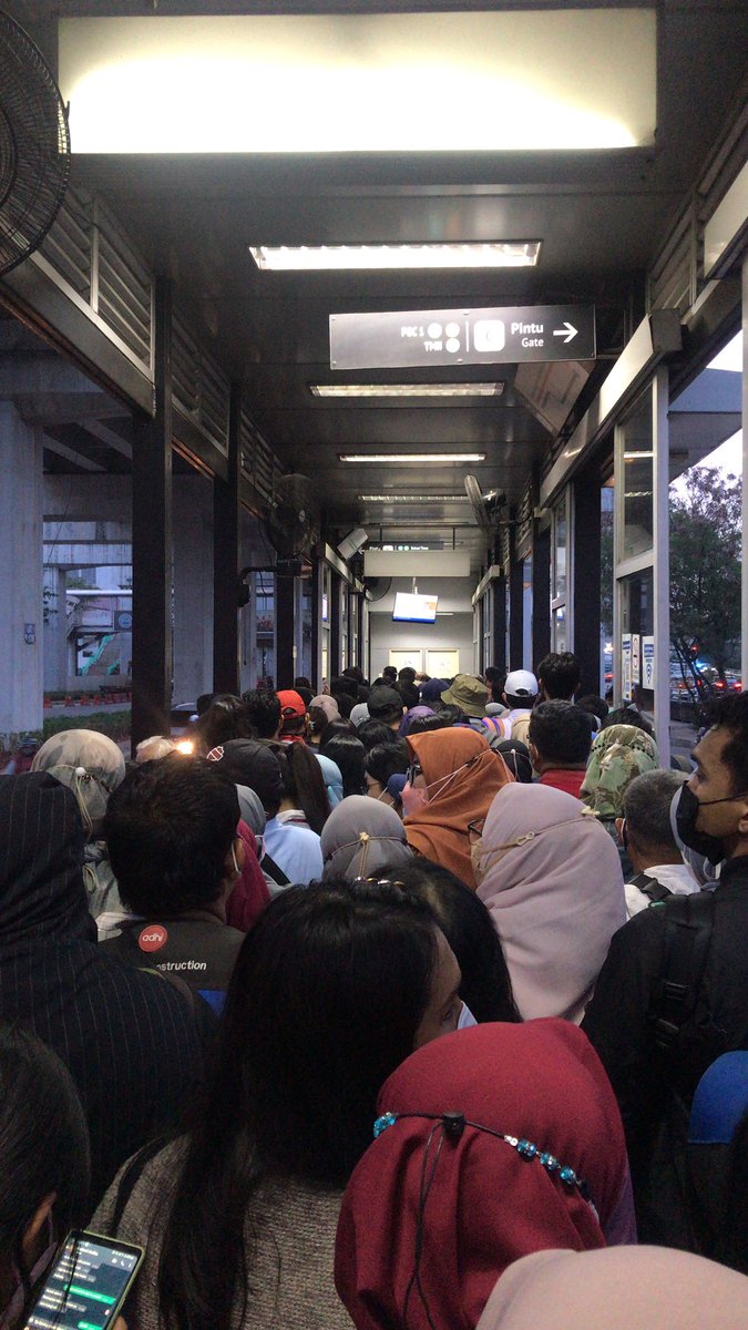 NADGS's tweet photo. Halo min @PT_Transjakarta warga bekasi yg kejebak di BNN nih.. mau nangis gk sih rasanya 🥲 https://t.co/kYUP1E9M84