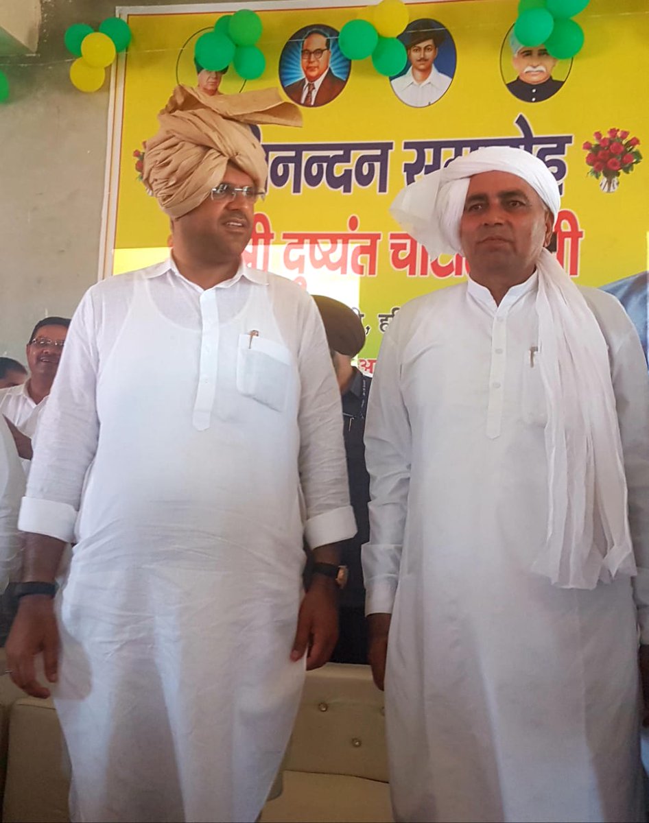 Dchautala's tweet photo. उचाना में सर्व जातीय दाड़न खाप चबूतरा पालवां द्वारा आयोजित स्वागत समारोह   में इलाके में ई-लाइब्रेरी के लिए 51 लाख रुपए देने की घोषणा की। 
श्री दलबीर श्योकंद जी द्वारा खाप की ओर से पगड़ी पहना कर किये गये सम्मान के लिए धन्यवाद ! https://t.co/yGdOygGhZ6