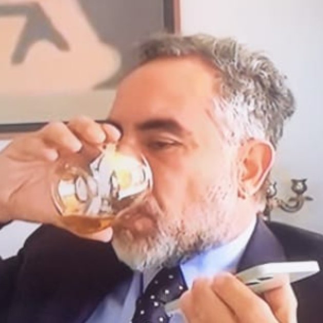 AABebedetti's tweet photo. Soy nuevo en twitter, regalenme un RT para darme a conocer y reclamen una botella de whisky más 50 barritas (entrego los premios en la embajada de Caracas) 🥃 https://t.co/HNBezkr70o
