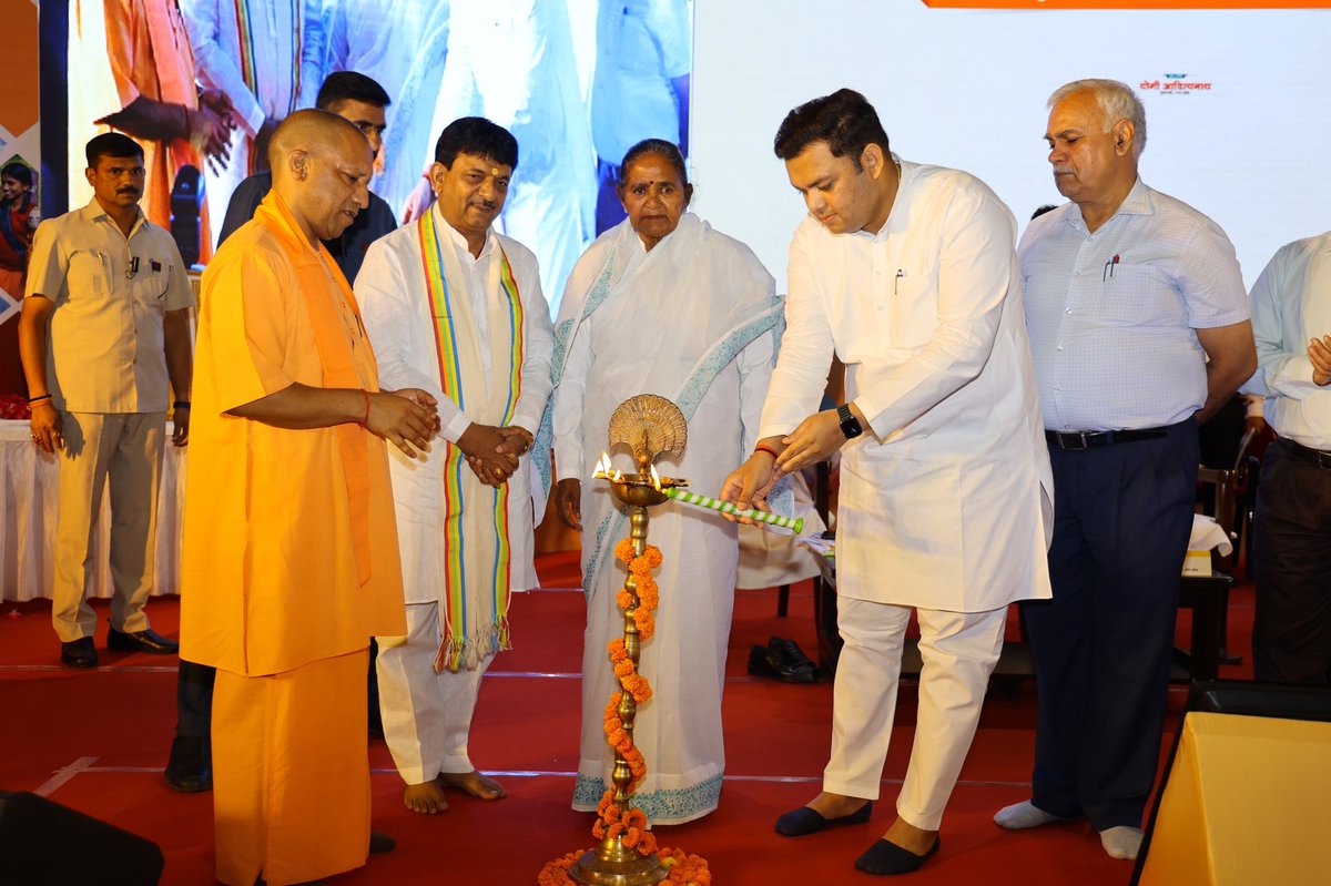आज शिक्षक दिवस के अवसर पर लोक भवन,लखनऊ में आयोजित बेसिक एवं माध्यमिक शिक्षा विभाग के अन्तर्गत राज्य अध्यापक पुरस्कार एवं प्रधानाचार्यो का सम्मान समारोह में यशस्वी मुख्यमंत्री श्री <a href="/myogiadityanath/">Yogi Adityanath</a> जी के द्वारा उत्कृष्ट कार्य करने वाले शिक्षको को सम्मानित किया गया।