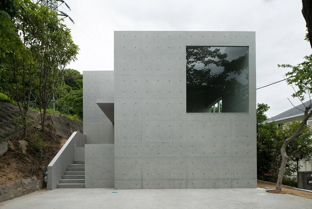 Conçu par Kazunori Fujimoto Architect &amp; Associates, House in Ashiya est la quintessence de l'architecture minimaliste. 

#materia #materiasake #sake #sakéjaponais #japon #japan #architecture #japanesearchitecture #japanesedesign #modernarchitecture