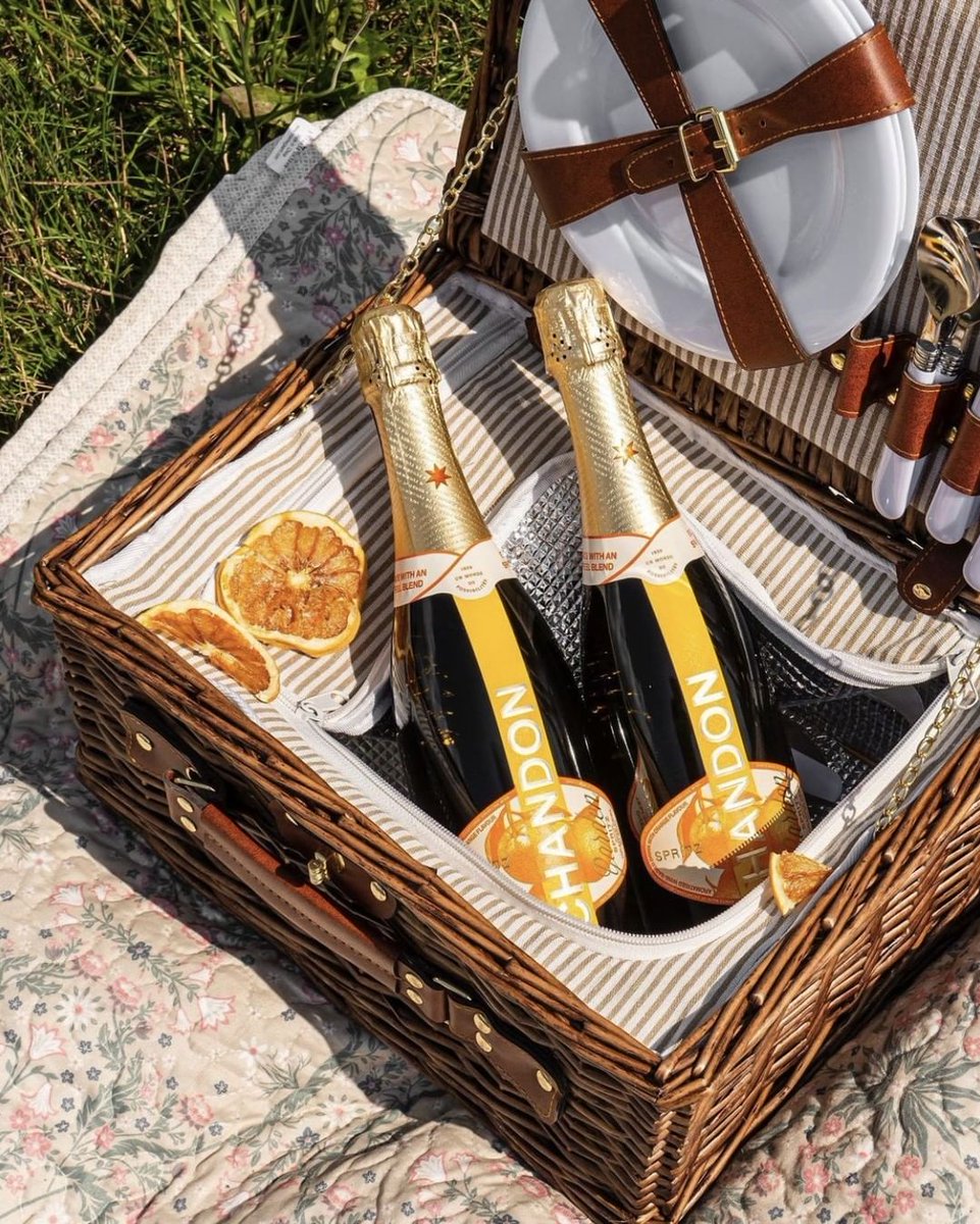 JDicoval's tweet photo. Nuestro imprescindible de cualquier momento al aire libre 🍾 ¿Ya hiciste un picnic con Chandon Spritz natural?🍹🍊
#ChandonGarden #Spritz #Dicoval https://t.co/lFnoCyhqsI