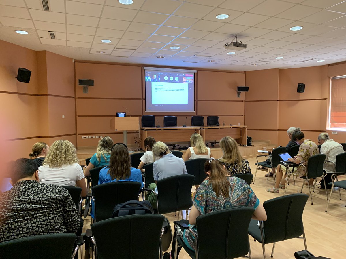 AHemingwayRNPhD's tweet photo. Our fantastic early stage researchers on INNOVATEDIGNITY working hard in our ‘three minute thesis’ session with the lovely Ross English from Uni of Brighton online thanks Ross great stuff!! #UoB #BU #INNOVATEDIGNITY https://t.co/E2ZsBz61eo