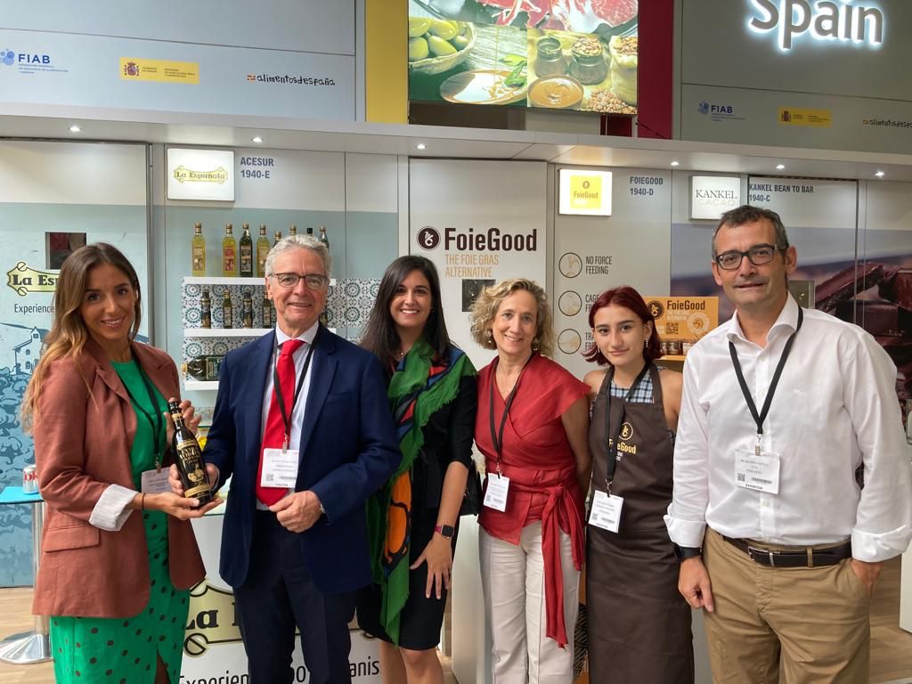 esFIAB's tweet photo. El embajador de España en Reino Unido, D. José Pascual Marco, y Dña. Rosana Gómez Movellán, consejera del @mapagob en Reino Unido visitan el Pabellón español, organizado por FIAB y con apoyo del MAPA, en la feria Speciality &amp; Fine Food London 2022. https://t.co/Yp75WYqJHP