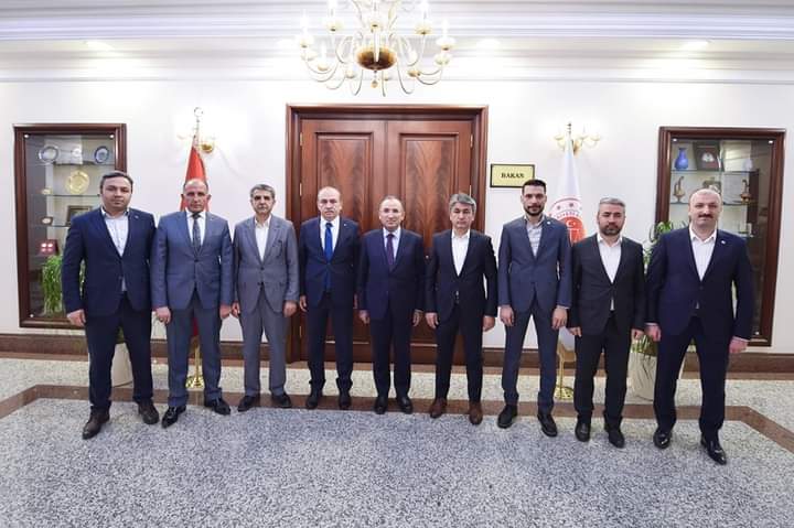 Genel Yetkili sendika olarak Adalet Bakanlığı ile yaptığımız Promosyon Görüşmelerinde 25 bin TL gibi rekor bir rakama imza atılmasına büyük katkı sağlayan ve konuyla ilgili yakından ilgilenen Adalet Bakanı Sayın Bekir Bozdağ'a katkılarından dolayı teşekkür ediyorum.