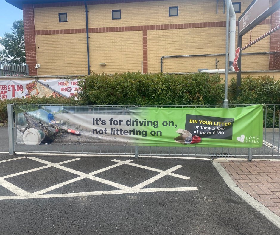 loveessexuk's tweet image. Have you seen our litter campaign while out and about in Essex? It'll look something like this!

Keep doing your bit to protect our local communities from litter by putting any rubbish in the bin 💚

Thank you to @KFC_UKI for displaying the banners at drive-thrus across Essex 🙌