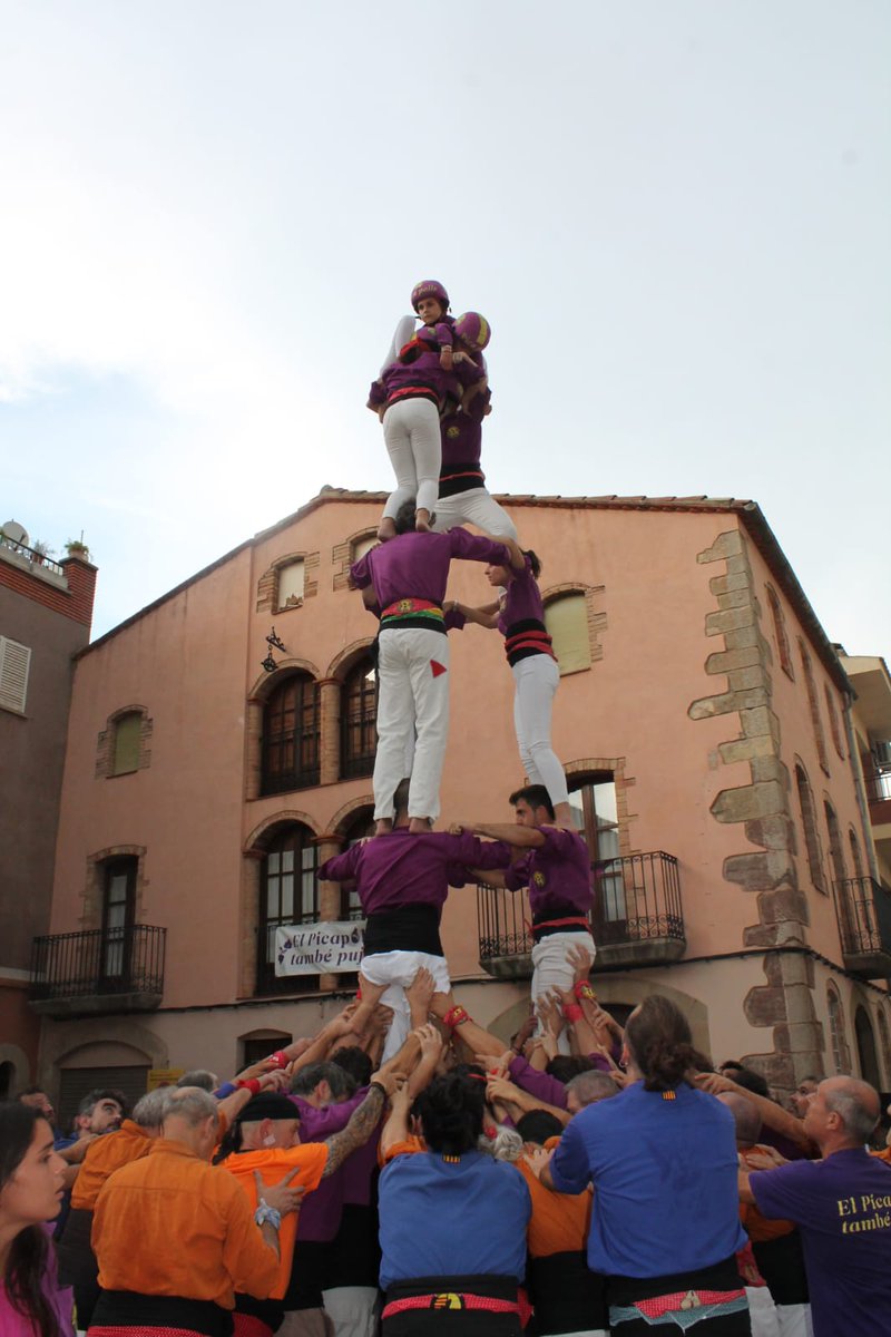 revistacastells's tweet photo. Els @picapolls de la Gavarresa són per ara l'última colla que ha fet castells de sis aquesta temporada. En total, ja són 81 colles que han fet construccions de sis pisos.
▶️Actualització de les dades del @barometreCAST 
👉https://t.co/cCuCAwgW0l https://t.co/B08wRWQGdL