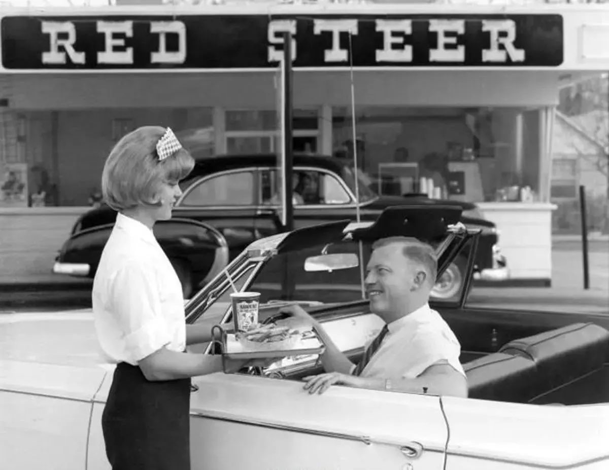 Un restaurant drive-in aux États Unis, 1960