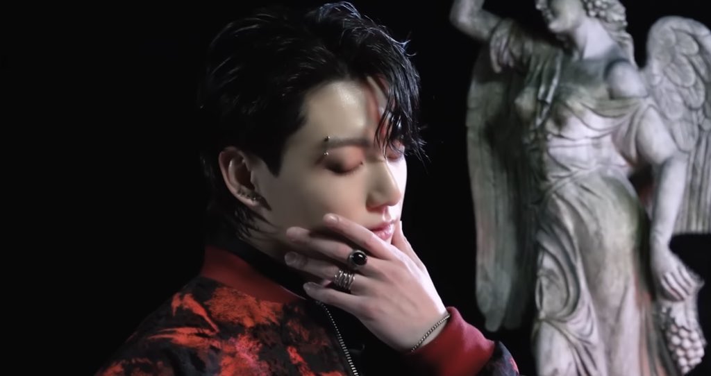skouklaaa07's tweet photo. Move over Edward we have a new vampire in town.... JEON JUNGKOOK 🌹☠️

#MeMyselfandJungKook #VampireJK https://t.co/HzeuKad874