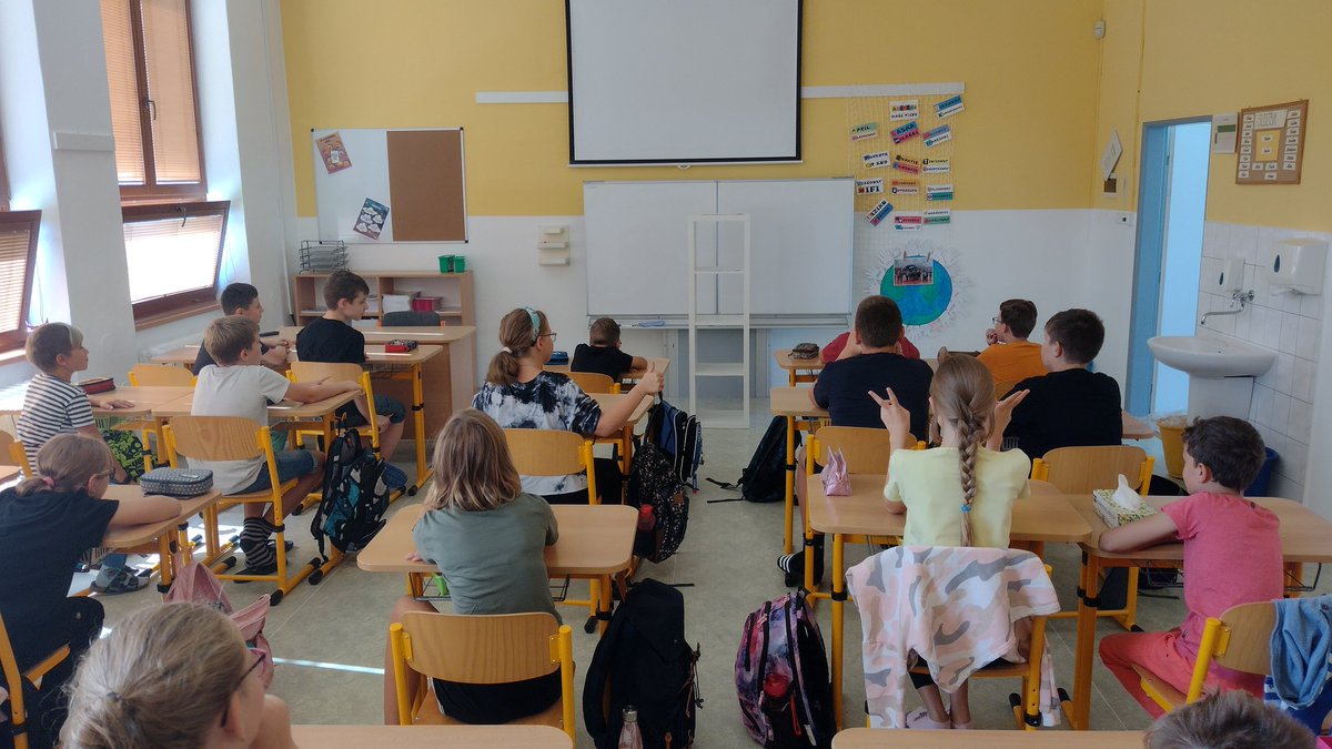 karelmalik's tweet image. &quot;Tak je to skříň, že.&quot;

Hledáme souvislosti, asociace mezi skříní (i jejím návodem) a informatikou.

Celkem se to šesťákům #zsdamborice daří.

Jdeme na to ... #novainformatika