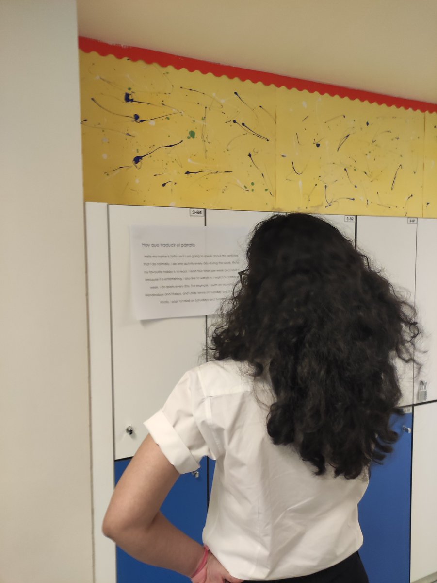 mflteacherwill1's tweet photo. Awesome to see @TeacherDexter and his G12 class outside in the corridor doing a running dictation; feedback the paragraph to your team inside with the correct translation 👍🏃‍♀️ https://t.co/3m5t82AQea