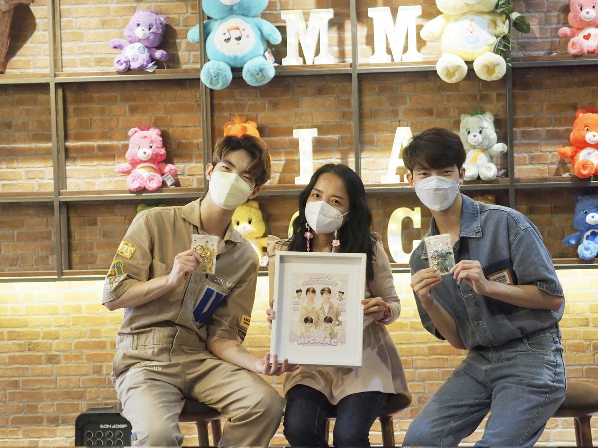 took_taw's tweet photo. ส่งมอบกรอบรูปวันเกิดเรียบร้อยแย้ว 
งานออกแบบสวยจริงๆๆๆ ขอบคุณนะคะ #acaredesign https://t.co/iSeu31ksiJ