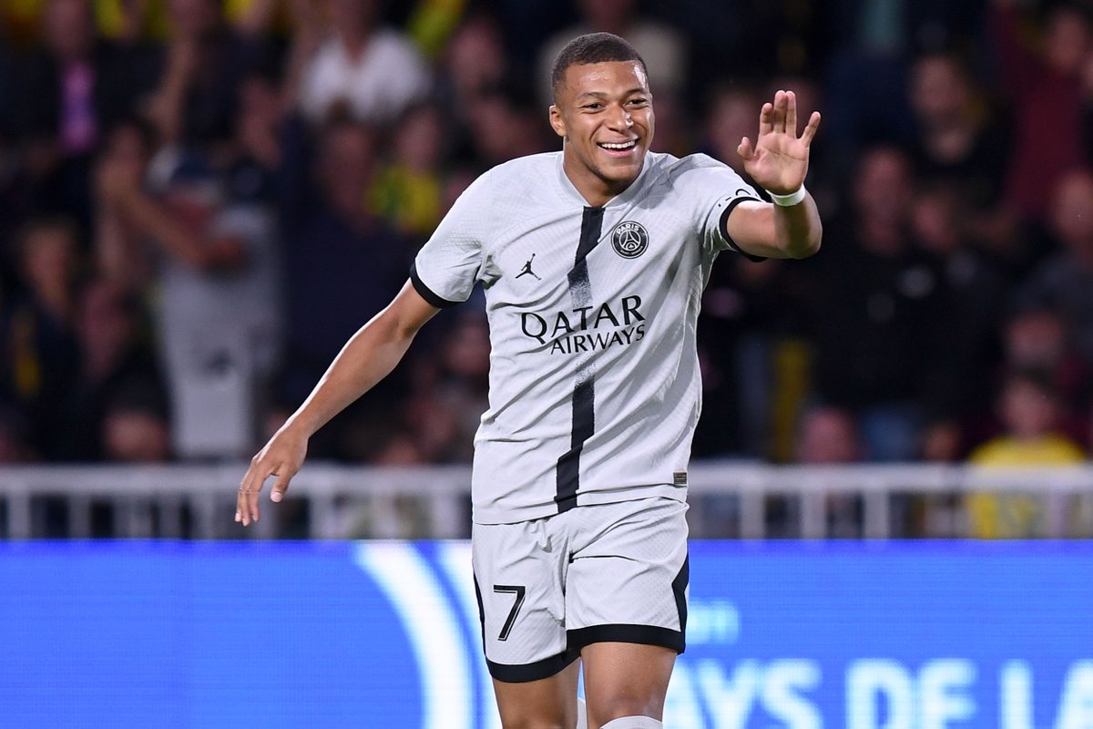 Ligue1_ENG's tweet photo. 🎧 @UEFAcomIanH, @andpscott &amp; @tomwfootball are back with more #LeBeauJeu.

The team looks 🔙 at the weekend's action in #Ligue1UberEats and the transfer window!

😎 Answer our #DejaWho to WIN a jersey and hear all about the hot tub in Troyes!

👉 https://t.co/Vpcixy1BZR https://t.co/y2zI8McLvr