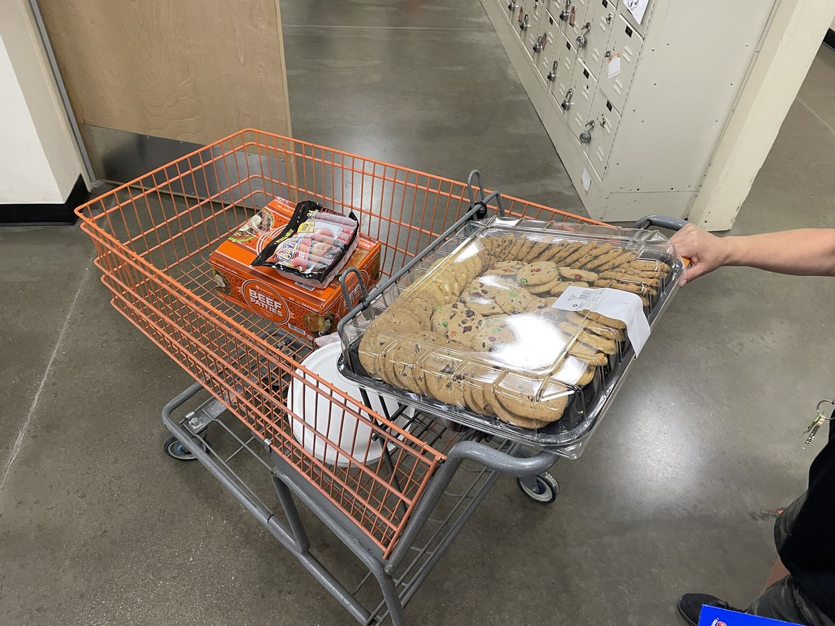 patrick_kotus's tweet photo. Taking care of my people means feeding them too !! Happy Labor Day! @aldakonda @jgirv257 Time to eat!! 🍔🌭🍪 https://t.co/X1JVC60lPU