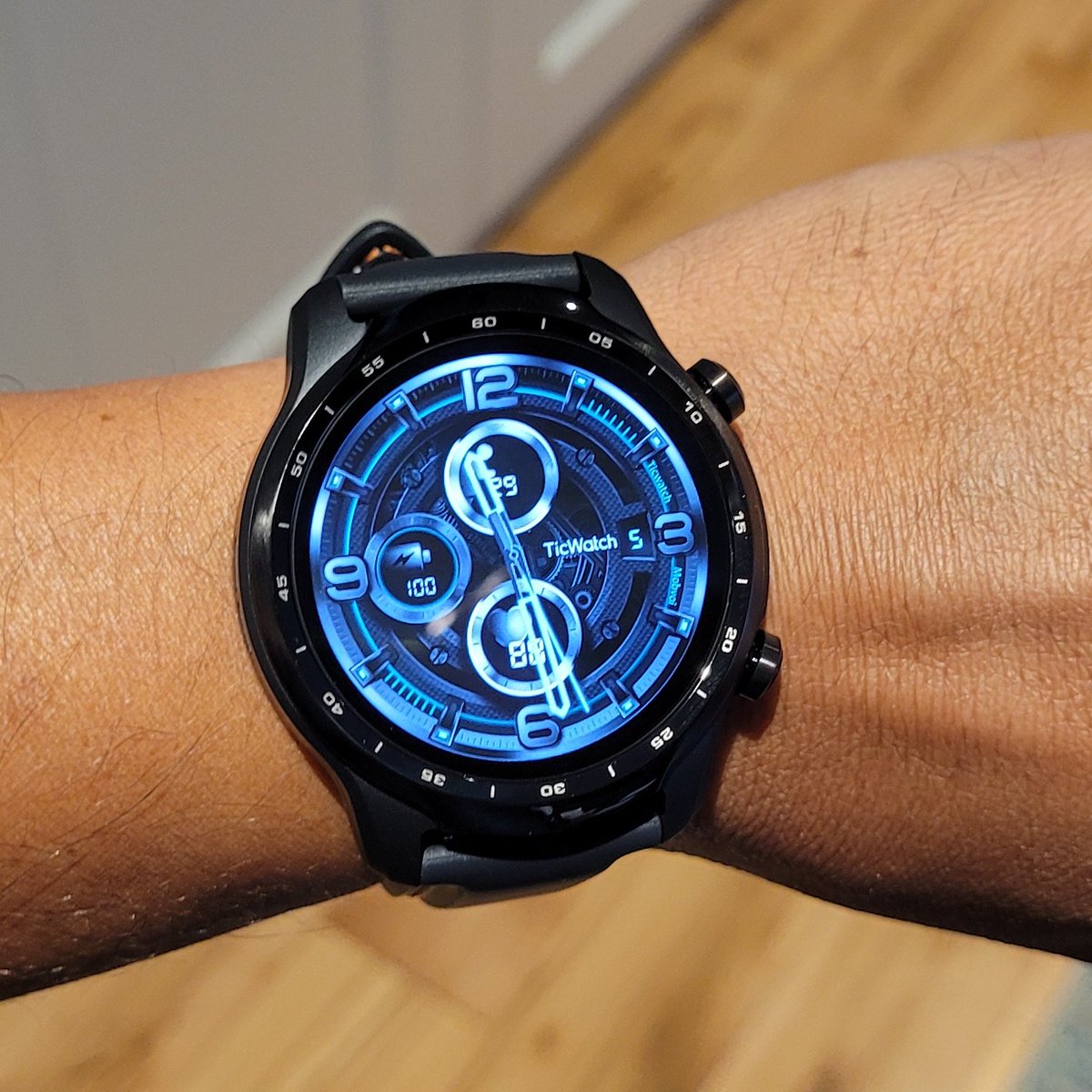 Rocking a ticwatch Pro 3 GPS. Wear has never been so smooth <a href="/Mobvoi_Official/">Mobvoi_Official</a> ... Nice to see Wear done right.