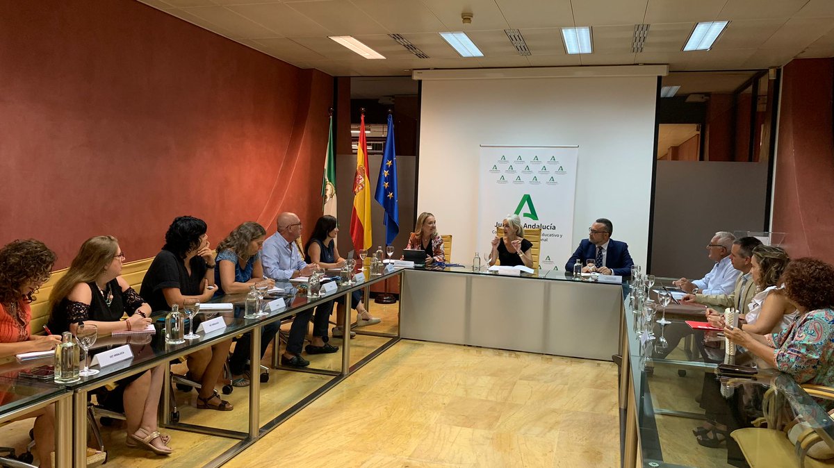 Hoy he iniciado un proceso de dialogo con los representantes del sistema educativo andaluz, empezando por la educación pública y la concertada, con el único objetivo de mejorar entre todos nuestra educación.