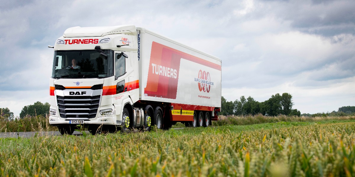 Turners top 1,000 DAF FTP tractor unit deliveries! 🙌

Tim King (Group Fleet Engineer at Turners) say's "It’s the best lightweight six-wheeler on the market." 

Want to know why <a href="/TurnersLtd/">Turners Soham Ltd</a> choose #DAF time and time again❓
Find out here👉blog.daf.co.uk/turners-1000th…