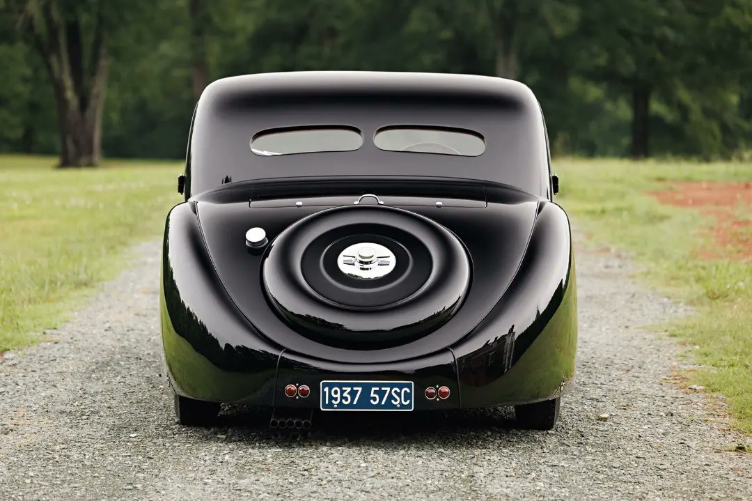MotorShowme's tweet photo. This 1937 Bugatti Type 57 Atalante has a unique styling, quality craftsmanship, and high performance. The company built just 42 examples of the Type 57 between 1936 and 1938.
#ClassicCars #OldButGold #BugattiClassic #BugattiType57Atalante #Type57 #Craftsmanship #MotorShowme https://t.co/Q3HJqoybWT