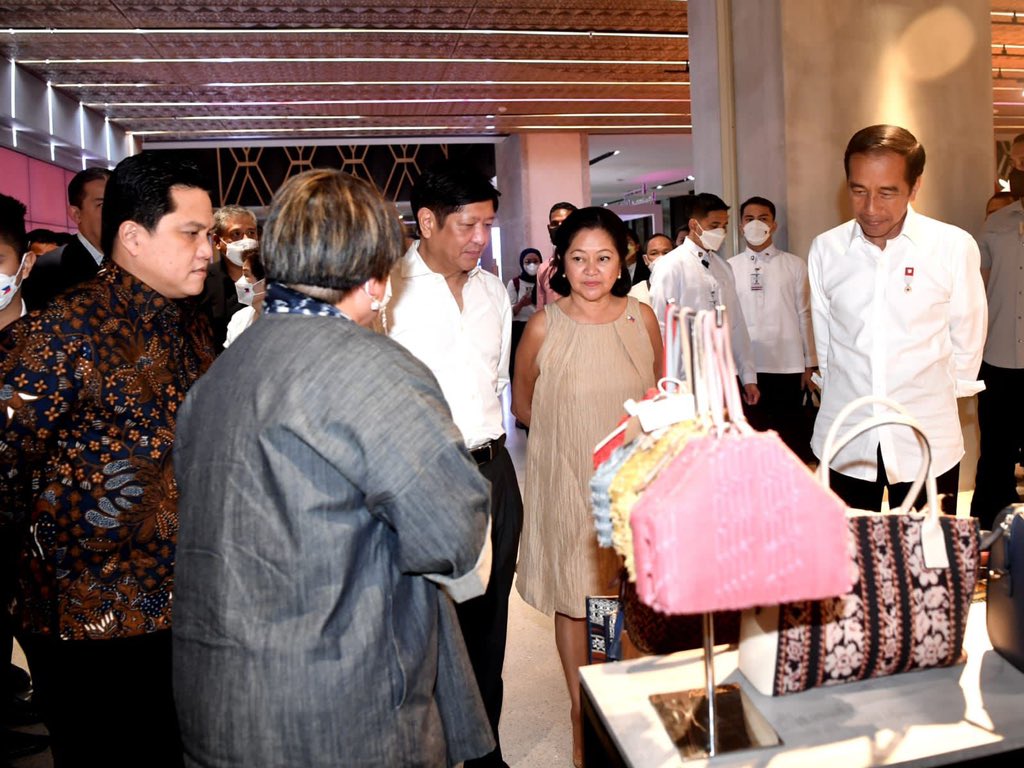 erickthohir's tweet photo. Alhamdulillah, Sarinah menjadi landmark menyambut para tamu mancanegara. Hari ini, Presiden @jokowi mengajak Presiden Filipina Bongbong Marcos ke Sarinah untuk melihat produk-produk asli Indonesia. https://t.co/XNEWGtX1zx