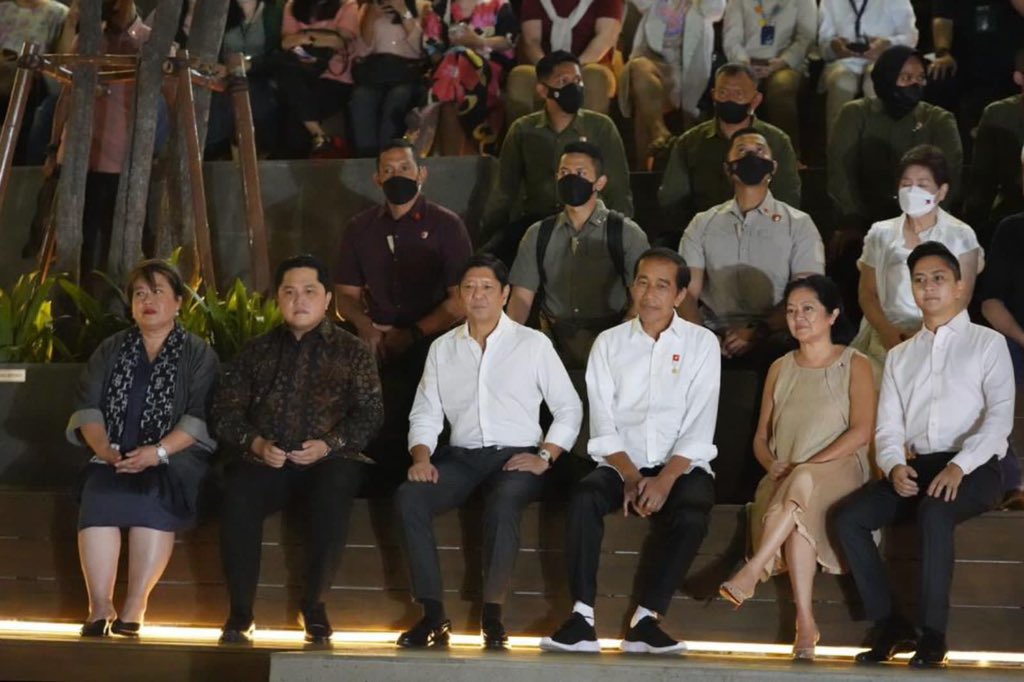 erickthohir's tweet photo. Alhamdulillah, Sarinah menjadi landmark menyambut para tamu mancanegara. Hari ini, Presiden @jokowi mengajak Presiden Filipina Bongbong Marcos ke Sarinah untuk melihat produk-produk asli Indonesia. https://t.co/XNEWGtX1zx