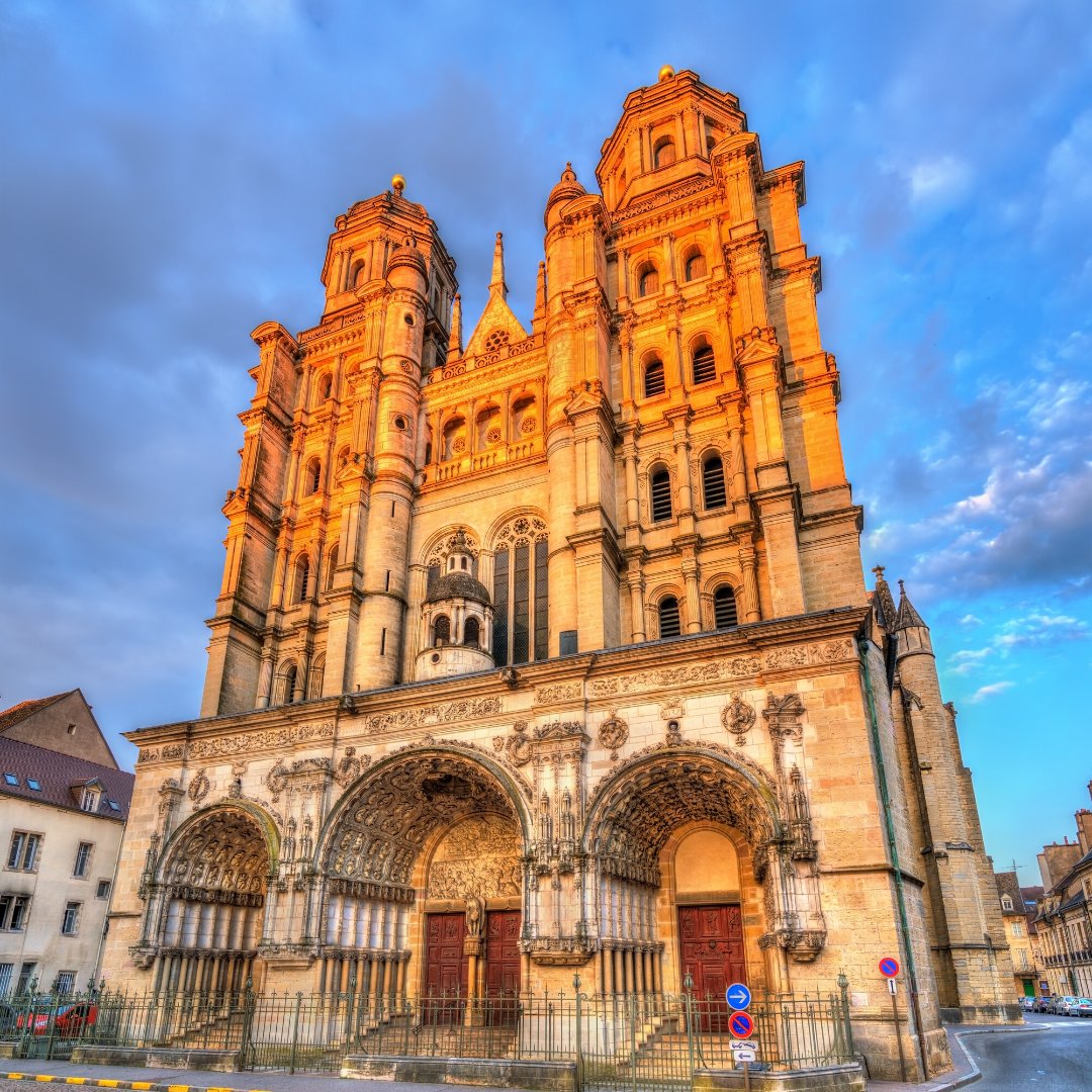 Ephatta_'s tweet photo. Que de belles couleurs que nous offre cette photo de l’#église Saint-michel à #Dijon 😍 https://t.co/f85mBVK4wH