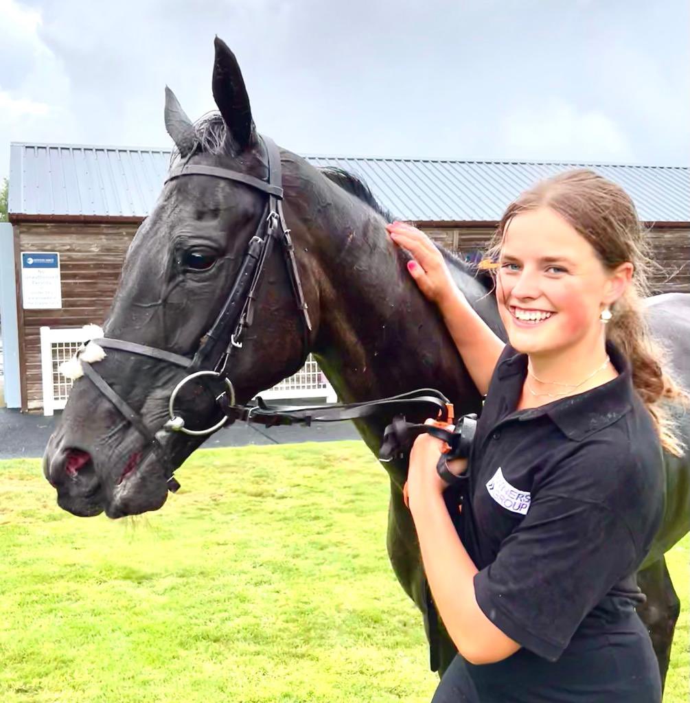 Huelgoat makes a stunning chasing debut <a href="/NewtonAbbotRace/">Newton Abbot Races</a> for <a href="/PFNicholls/">Paul Nicholls OBE</a> <a href="/CobdenHarry/">Harry Cobden</a> and his patient ownersgroup.co.uk owners - here he is with Alice afterwards 👏🏻 🏆 🦌 #ownersgroup #huelgoat