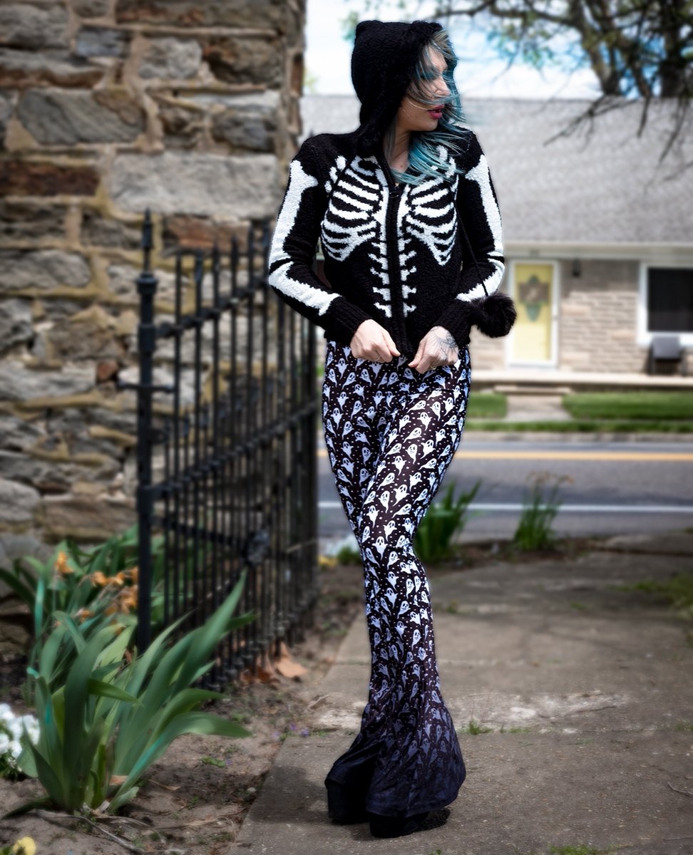 toofastclothing's tweet photo. 🖤 baby ghoul @brittany.beware in the @toofastclothing 👻 Fading Baby Ghoul Flare Pants ★ https://t.co/i3sHtBEiPg ★ #bellbottompants #bellbottoms #bellbottomsareback #flarepants #ghosts #ghoulgang #boo #gothclothing #gothgrunge #gothlife #spookychick #spooky https://t.co/7QqEnUy6wT