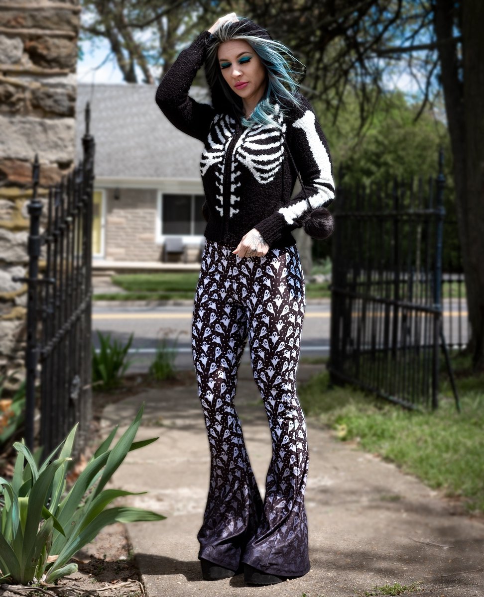 toofastclothing's tweet photo. 🖤 baby ghoul @brittany.beware in the @toofastclothing 👻 Fading Baby Ghoul Flare Pants ★ https://t.co/i3sHtBEiPg ★ #bellbottompants #bellbottoms #bellbottomsareback #flarepants #ghosts #ghoulgang #boo #gothclothing #gothgrunge #gothlife #spookychick #spooky https://t.co/7QqEnUy6wT