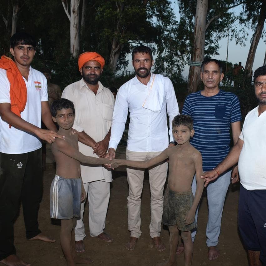 🌲🌳🌴दिनांक 3 सितंबर 2022 को स्व. चौ. मांडू राम पहलवान जी की पुण्यतिथि पर उनकी याद में बाबा श्योत नाथ अखाड़ा का उद्घाटन किया और साथ में बाबा श्री कैलाश नाथ जी व भाई treeman of haryana Devender sura ji द्वारा पौधा रोपण किया🌲🌳🌴🙏