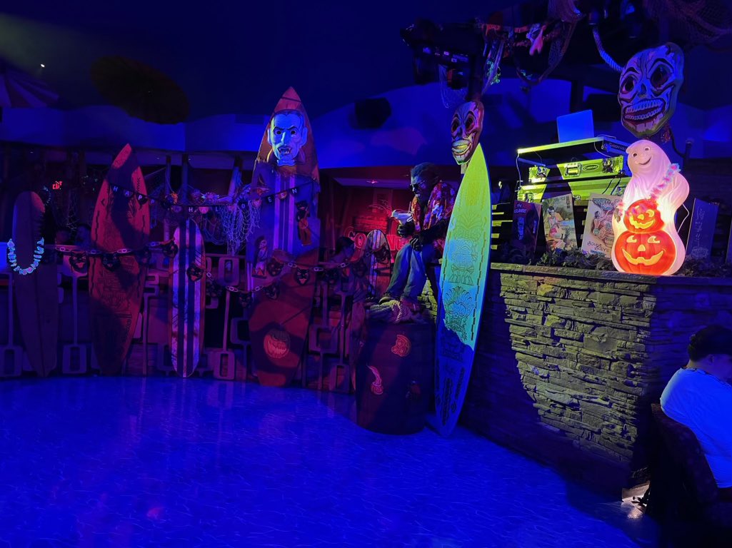 We were lucky enough to visit Dead Coconut Club, a horror-inspired tiki bar, on our way into <a href="/HorrorNightsORL/">Halloween Horror Nights</a> this weekend. It’s got a super fun setting and great drinks, w/ our collective favorite being The Haunted Isle. This is great way to start the night! #HHN31