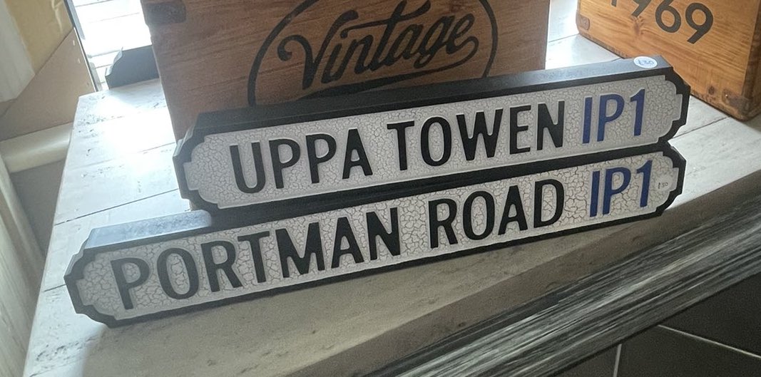 BlueMondayITFC's tweet photo. ⚽️ #ITFC GIVE-AWAY!! ⚽️

🗣 Our friends @TheHouseInTown are kindly giving away an Uppa Towen *or* Portman Road street sign to one of you!!

How to enter:
➡️ Follow us + @TheHouseInTown 
👍 Like this Tweet
🔁 Retweet this Tweet

The winner will be announced on Sunday. Good luck!! https://t.co/qtTwfT8VE1