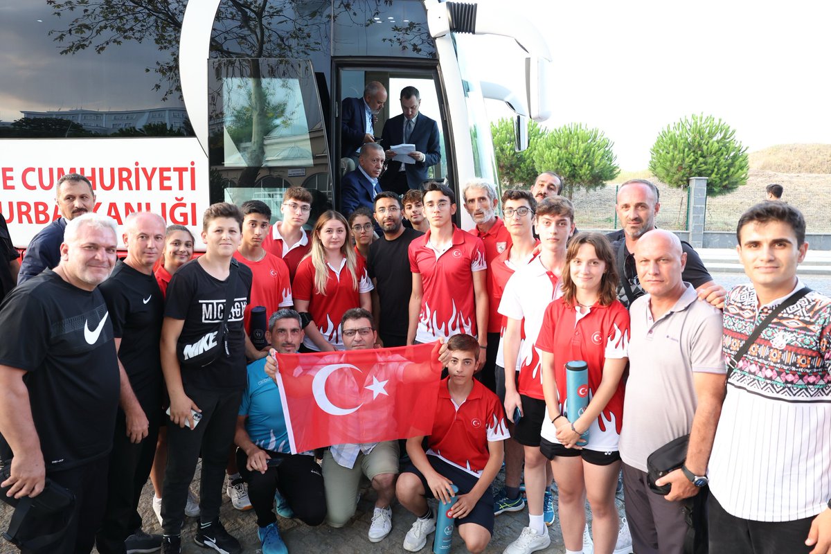 Samsun'da Cumhurbaşkanım Sayın Recep Tayyip Erdoğan'ı Türkiye'nin 4 bir yanından gelen Milli Takım Antrenörleri ve Badminton Milli Sporcularımızın ile karşıladık. Badminton branşı hakkında gerekli doğru bilgileri kendilerine ilettik...
Herşey için binlerce kere şükürler olsun 🇹🇷