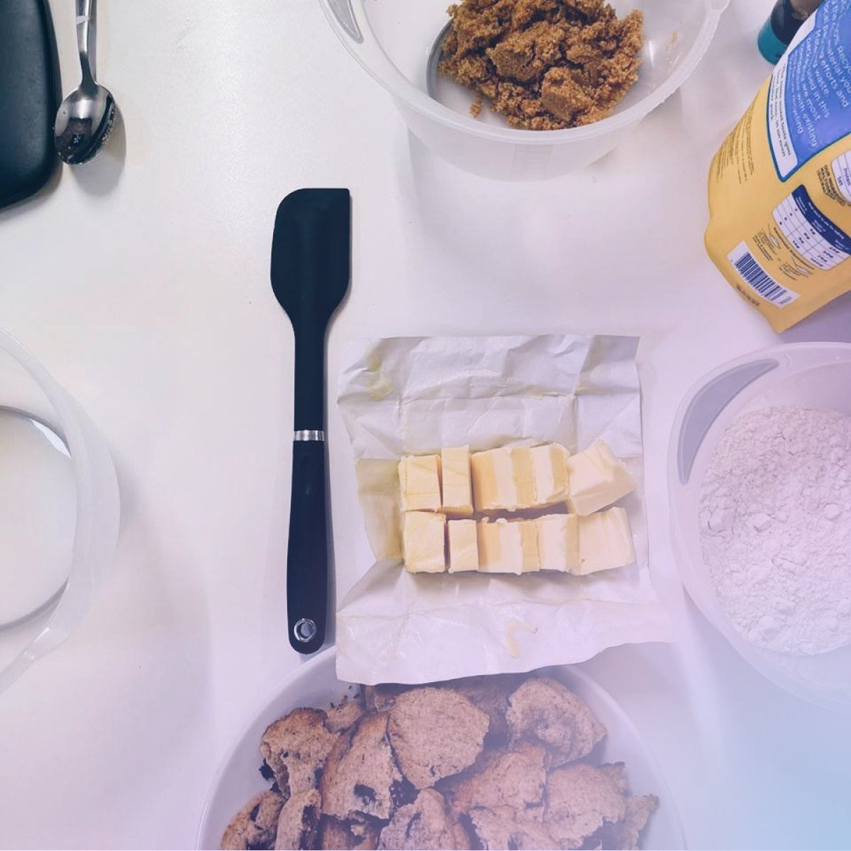 syd_lqi's tweet photo. Our Director of Sales, Karl Cummins at the Benefex Conference with famous baker Chigs!  Demonstrating low sugar bakes, as employees with a low sugar diet are more likely to obtain a promotion and have a higher LQI (life quality index) according to syd's data.

#chigs #sydlife https://t.co/BU3tyKtNTR