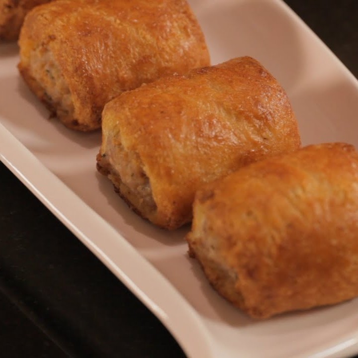 matthewsfriends's tweet image. We are in our #KetoKitchen creating delicious low carb sausage rolls made with a fabulous mozzarella pastry that Mo has adapted from a recipe by: Chef Craig Rodger, What The Fat? whatthefatbook.com

youtube.com/watch?v=HmkS2B…

#ketogenicdiet #ketodiet #ketorecipes #epilepsy