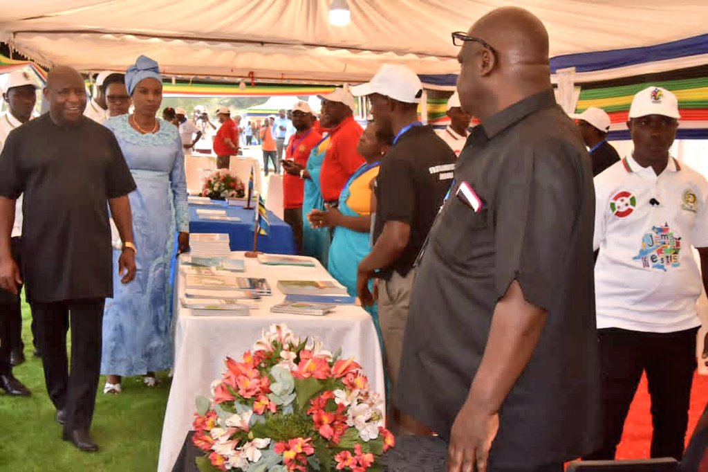 RTNBurundi's tweet photo. Dès son arrivée le chef de l'État @GeneralNeva visite les stands érigés au boulevard de l'indépendance. Participent au #JAMAFEST 5ème édition, le #Burundi, le #Rwanda, le #Kenya, la #Tanzanie et l'#Ouganda. https://t.co/BmZqVJDCnH