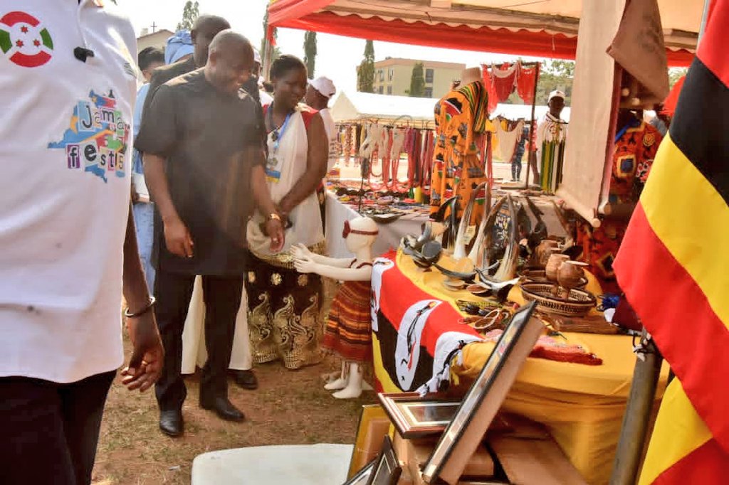 RTNBurundi's tweet photo. Dès son arrivée le chef de l'État @GeneralNeva visite les stands érigés au boulevard de l'indépendance. Participent au #JAMAFEST 5ème édition, le #Burundi, le #Rwanda, le #Kenya, la #Tanzanie et l'#Ouganda. https://t.co/BmZqVJDCnH
