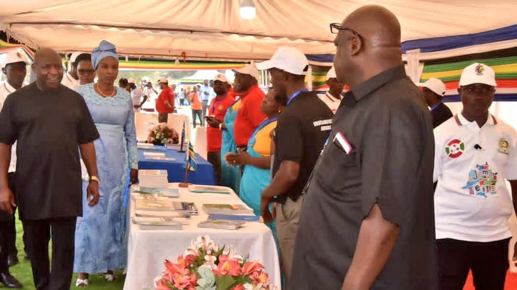 Ikiriho's tweet photo. #Burundi C'est parti! Le 5ème Festival des arts et de la culture de @jumuiya du 4 au 12 sept. 2022 #JAMAFEST est lancé. Les cérémonies d'ouverture se déroulent au stade #Intwari en @MairieBuja, rehaussées par la présence du Président @GeneralNeva, accompagné de la @Burundi1stLady https://t.co/VLbieZLAoX