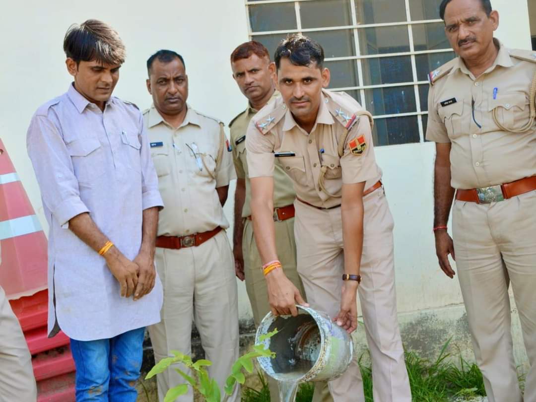 माननीय पुलिस अधीक्षक महोदय टोंक, श्रीमान मनीष त्रिपाठी की प्रेरणा से चलाया जा रहे एक लाख पौधरोपण अभियान के तहत डिग्गी थानाधिकारी श्री एसएन चौधरी ने थाना क्षेत्र में हजारों पौधे लगाकर संरक्षित करने का सराहनीय प्रयास किया है! 

साधुवाद टोंक पुलिस🙏🌴
<a href="/TonkPolice_/">Tonk Police Rajasthan</a> <a href="/IgpAjmer/">Ajmer Range Police</a>