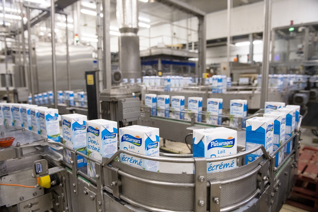 LINEAIRES's tweet photo. Le Groupement Les Mousquetaires va rémunérer les producteurs de la Laiterie Saint-Père (@Agromousquetair) 463 € les 1000 litres (prix de base) en septembre. Les @intermarche et Netto sont incités à revaloriser le lait à 0,95 € le litre en rayon. 
https://t.co/dbAh1Q9Jty https://t.co/ngecGyZ4df