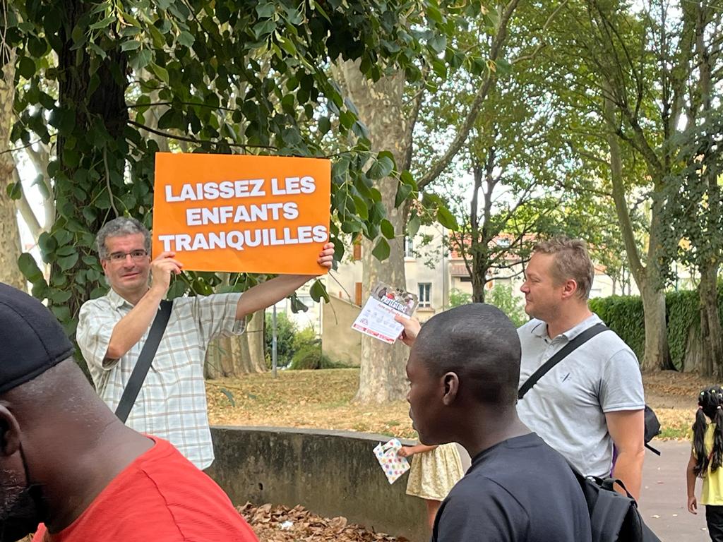 ADEE_Officiel's tweet photo. L'ADEE reprend du service ! Nous étions aujourd'hui à Saint-Denis (93). Nous avons parlé restrictions, pénurie de professeurs etc. La protection des enfants est une cause trop noble que nous ne devons pas abandonner. Plus que jamais, il faut nous battre pour eux ! https://t.co/2jhauv2a5J
