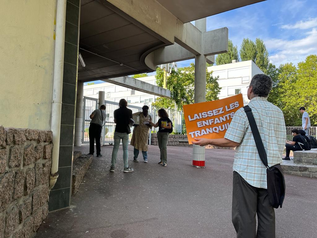 ADEE_Officiel's tweet photo. L'ADEE reprend du service ! Nous étions aujourd'hui à Saint-Denis (93). Nous avons parlé restrictions, pénurie de professeurs etc. La protection des enfants est une cause trop noble que nous ne devons pas abandonner. Plus que jamais, il faut nous battre pour eux ! https://t.co/2jhauv2a5J